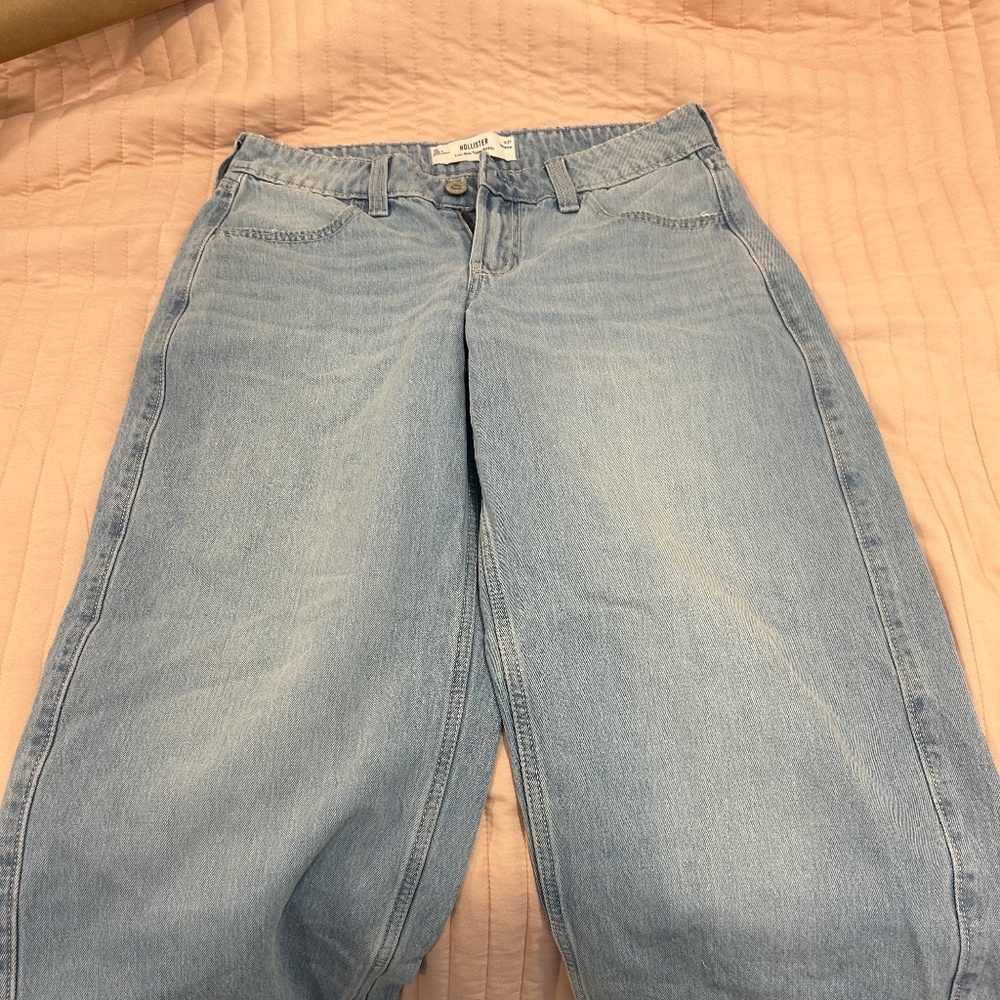 Hollister Low-Rise Medium Wash Baggy Jeans